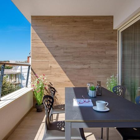 Apartment Nensi Pjescana Uvala Exteriör bild