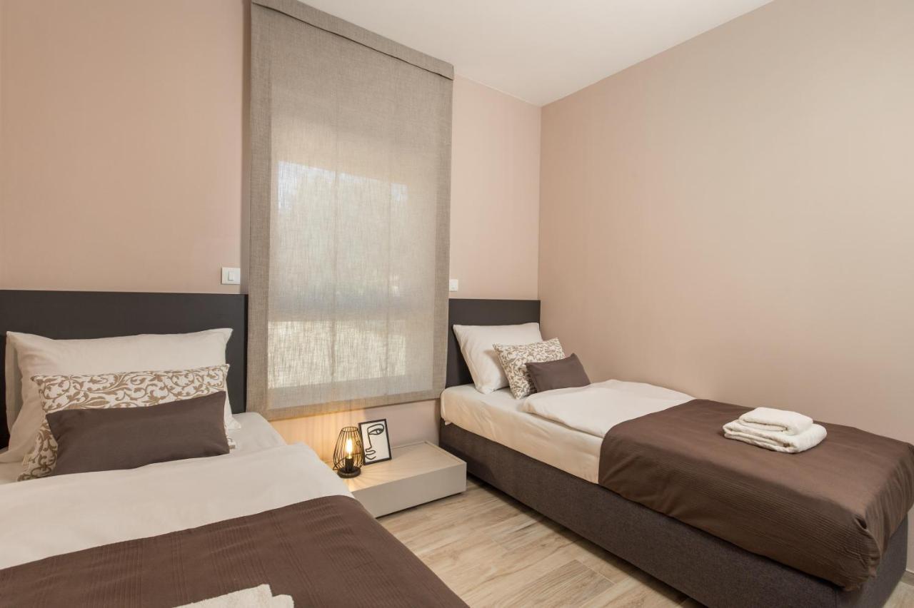 Apartment Nensi Pjescana Uvala Exteriör bild