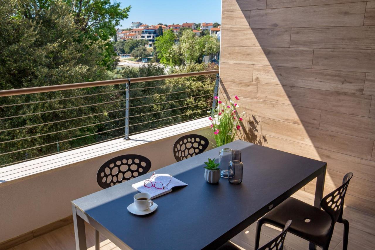 Apartment Nensi Pjescana Uvala Exteriör bild