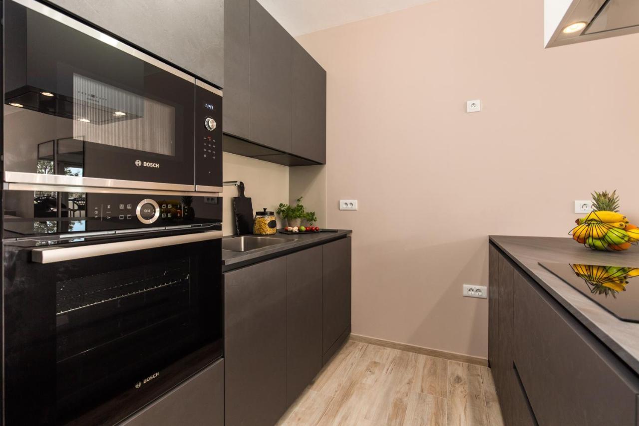 Apartment Nensi Pjescana Uvala Exteriör bild
